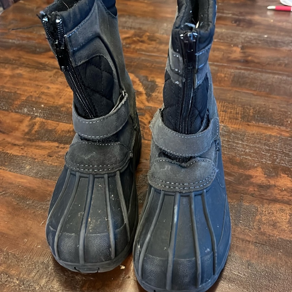 Youth size 4 snow boots